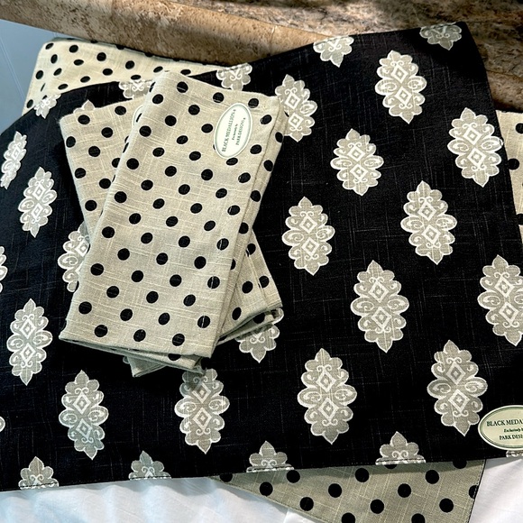 NWT set of 2 Blk Medallion reversible linen placemats w/2Matching Lg napkins NEW - Picture 6 of 8
